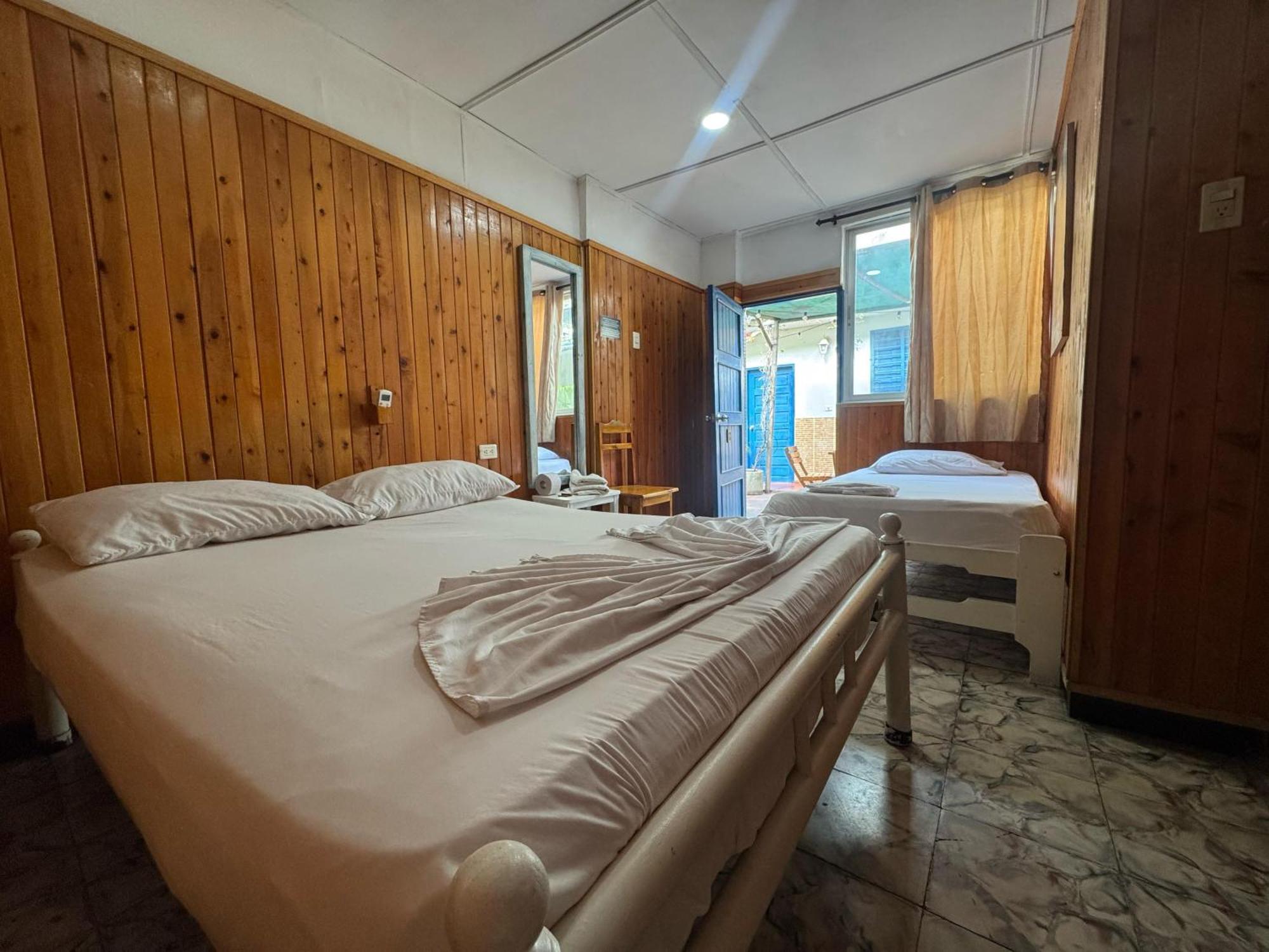Hostal Luna Llena Getsemani Картахена Экстерьер фото
